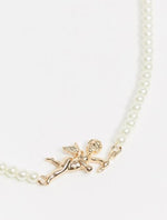 Load image into Gallery viewer, Necklace in pearl with cherub pendant in gold tone
