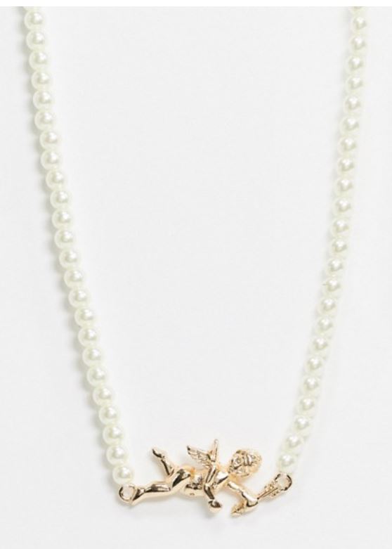 Necklace in pearl with cherub pendant in gold tone